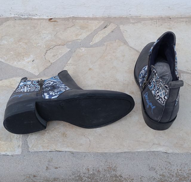 Botines Desigual negros y azules