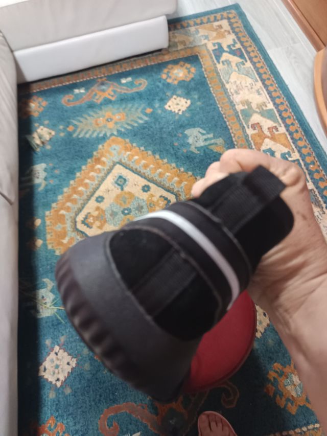 Botas de trabajo negras usadas un vez