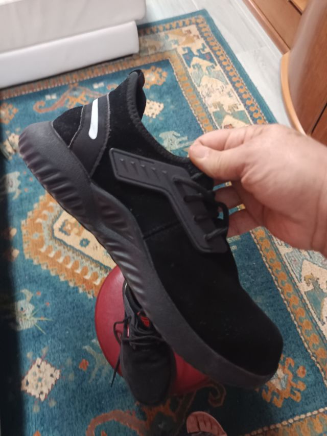 Botas de trabajo negras usadas un vez