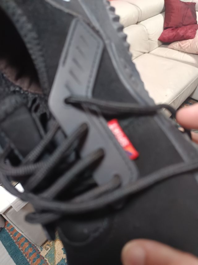 Botas de trabajo negras usadas un vez