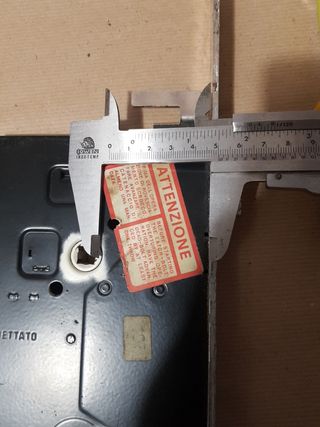 Serratura CISA da incasso per aste di rimando.