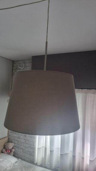 Lámpara grande IKEA gris