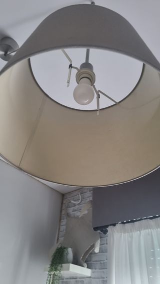 Lámpara grande IKEA gris