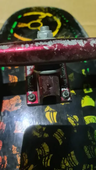 Longboard ejes Paris Truck Co.Con diseño de reggae