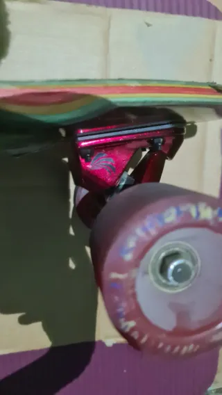 Longboard ejes Paris Truck Co.Con diseño de reggae