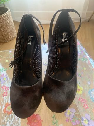 Zapato tacón terciopelo marrón