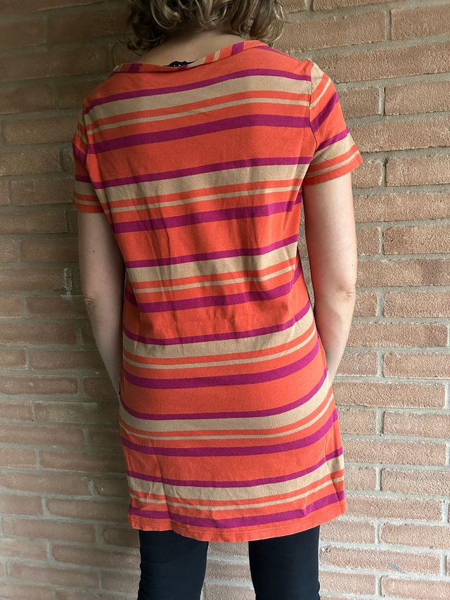 T-shirt a righe arancione, fucsia