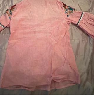 Camiseta Zara Bordada Rosa XS