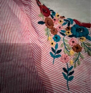 Camiseta Zara Bordada Rosa XS