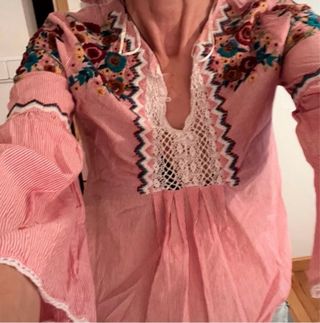 Camiseta Zara Bordada Rosa XS