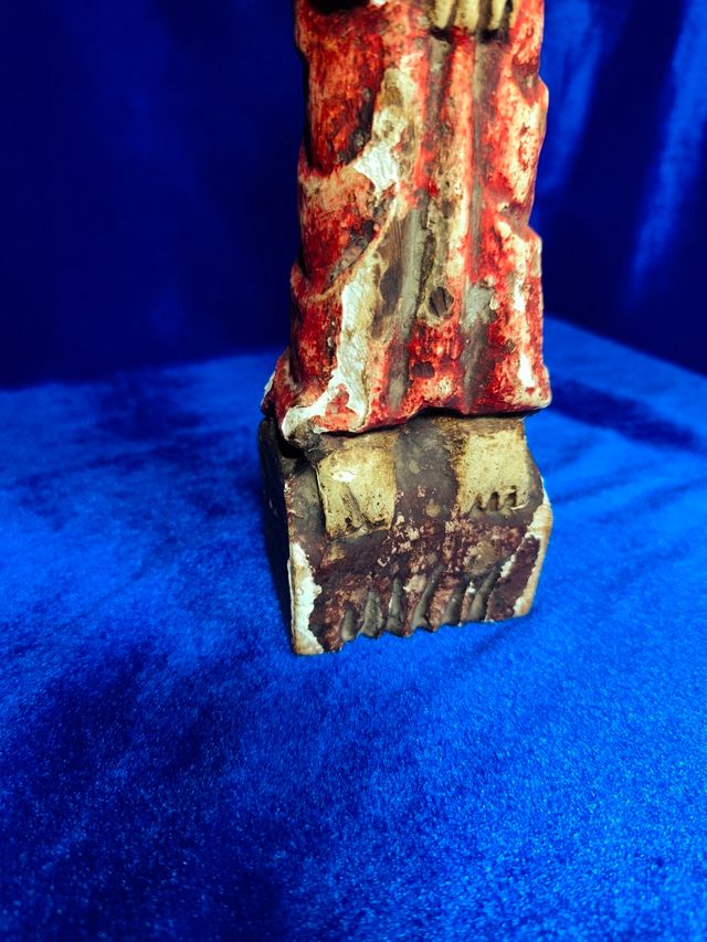 Antigua figura religiosa madera
tallada policromad
