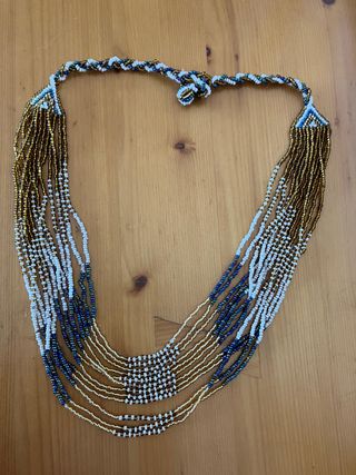 Collar dorado y blanco