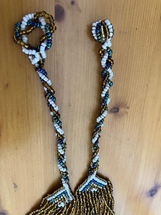 Collar dorado y blanco