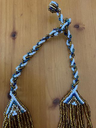 Collar dorado y blanco
