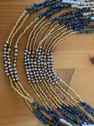 Collar dorado y blanco