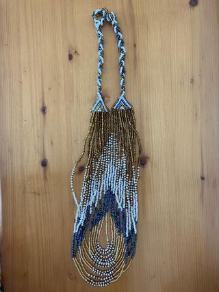 Collar dorado y blanco
