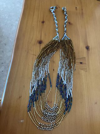 Collar dorado y blanco