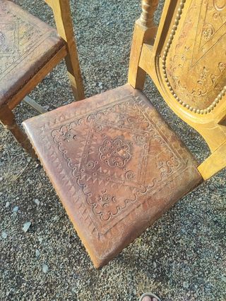 4 Sillas antiguas de madera y cuero