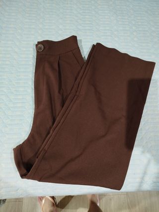 Pantalón pinzas Stradivarius marrón 