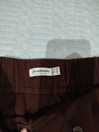 Pantalón pinzas Stradivarius marrón 