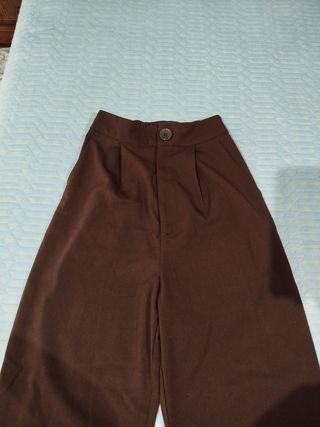 Pantalón pinzas Stradivarius marrón 