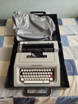 Máquina de escribir Underwood 9010
