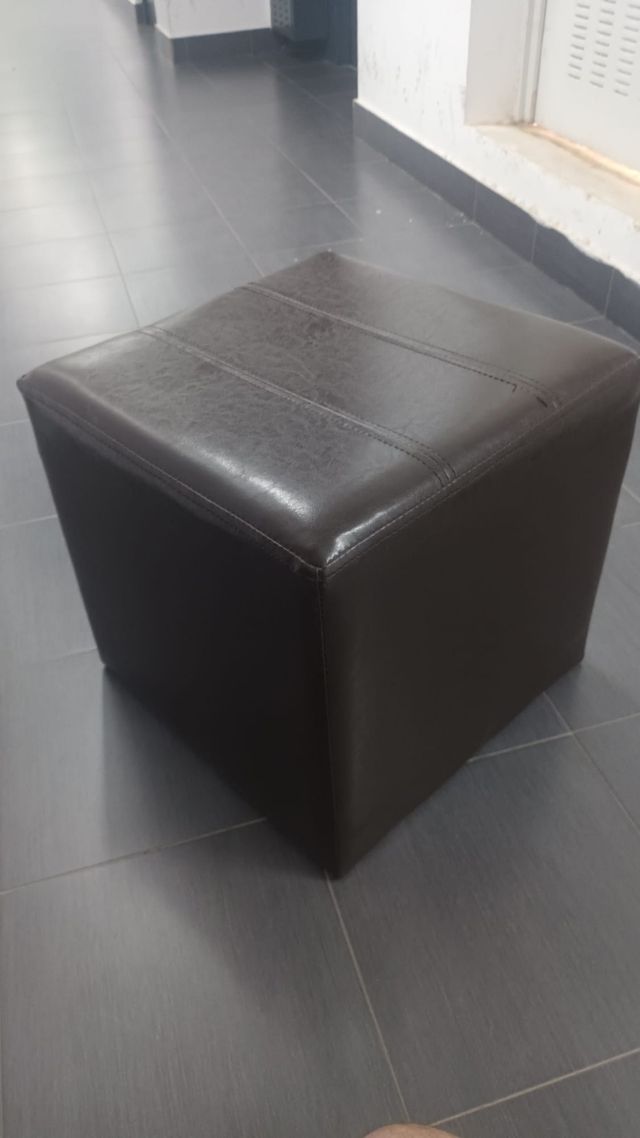 Puff marrón de piel sintética