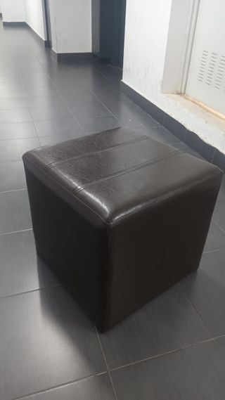 Puff marrón de piel sintética