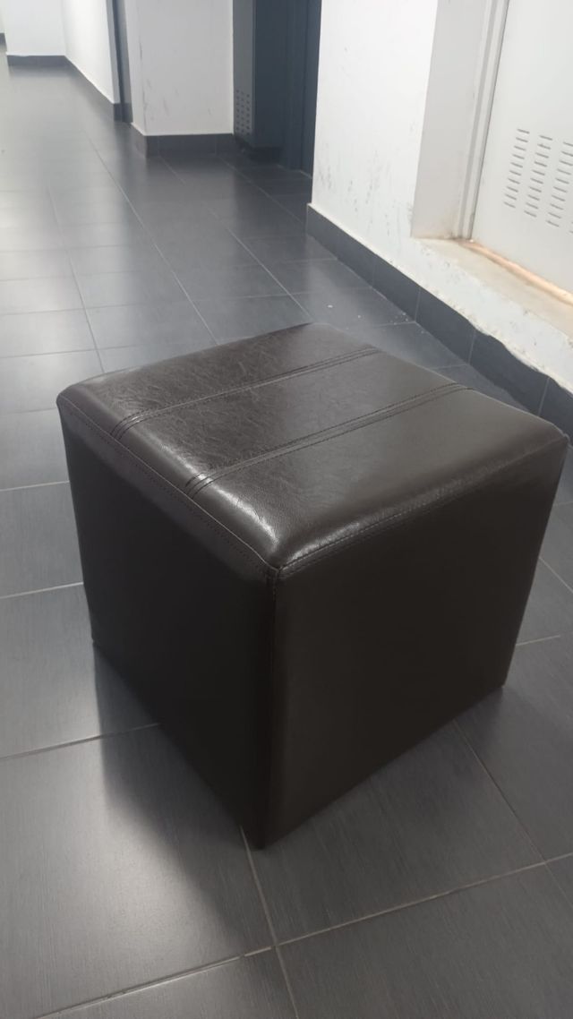 Puff marrón de piel sintética