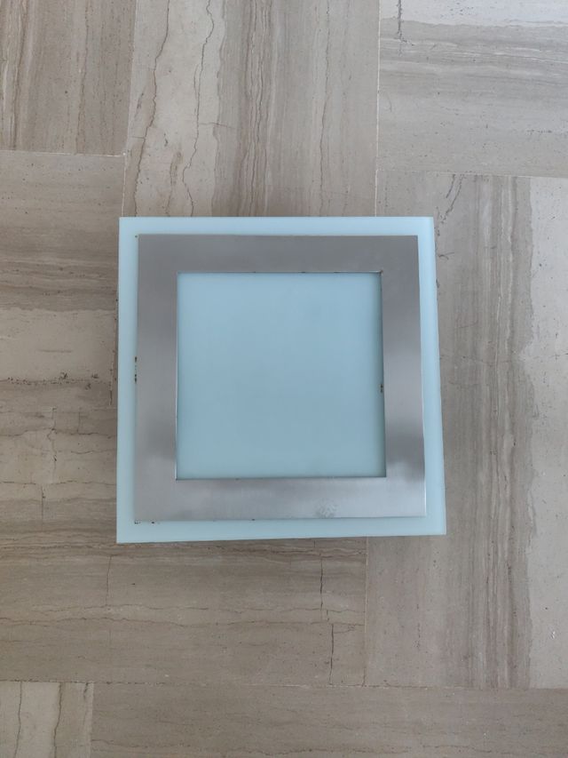 Plafón cuadrado azul y plata