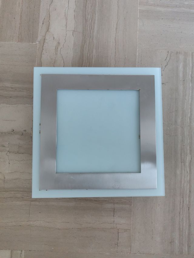 Plafón cuadrado azul y plata