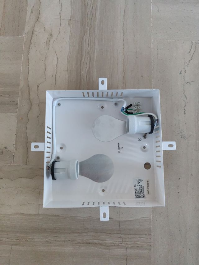 Plafón cuadrado azul y plata