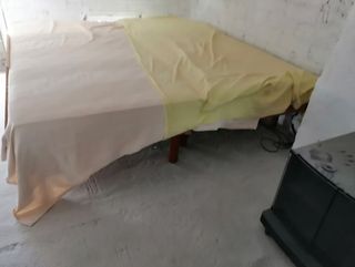 Cama articulada individual con somier y colchón.