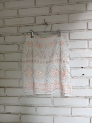 Falda blanca pedrería rosa