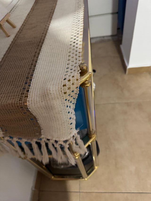 Estantería dorada con cristal