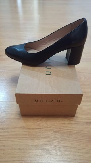 Salón Unisa negro, talla 39.
Una puesta