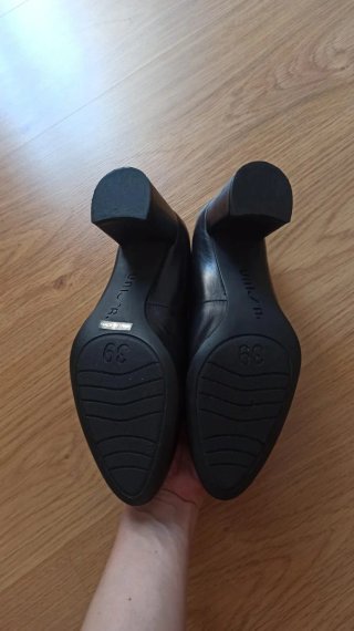 Salón Unisa negro, talla 39. Una puesta. 7cm tacon