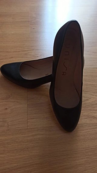 Salón Unisa negro, talla 39. Una puesta. 7cm tacon