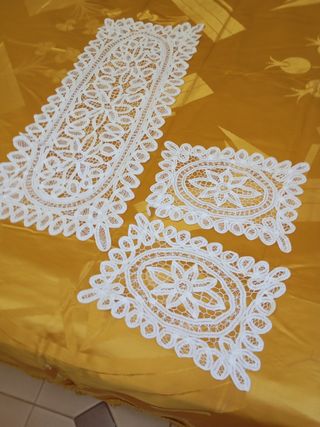 Juego de encaje: Camino de mesa y dos