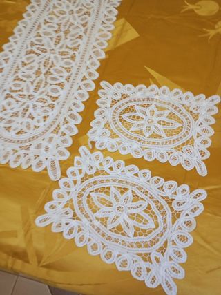 Juego de encaje: Camino de mesa y dos