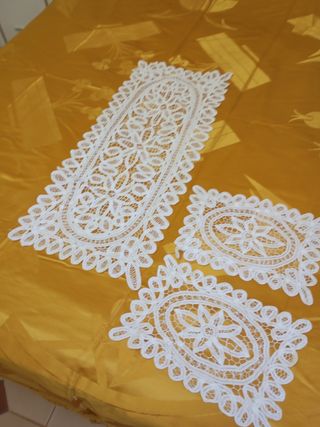 Juego de encaje: Camino de mesa y dos