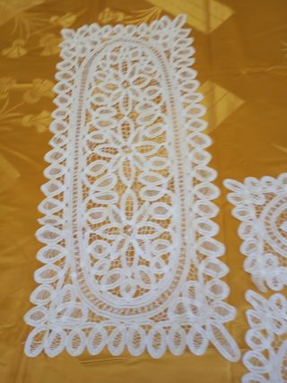 Juego de encaje: Camino de mesa y dos