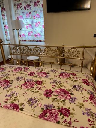Dormitorio bronce estilo antiguo con accesorios