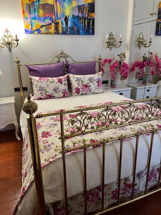 Dormitorio bronce estilo antiguo con accesorios