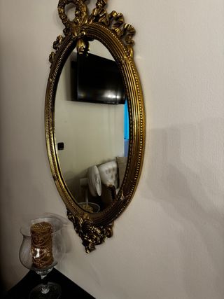 Dormitorio bronce estilo antiguo con accesorios