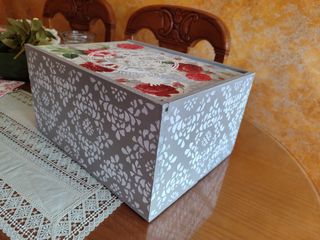 Caja vintage con rosas rojas