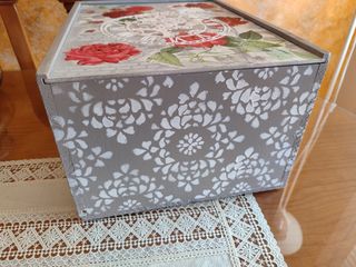 Caja vintage con rosas rojas