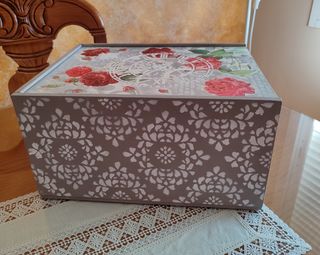 Caja vintage con rosas rojas