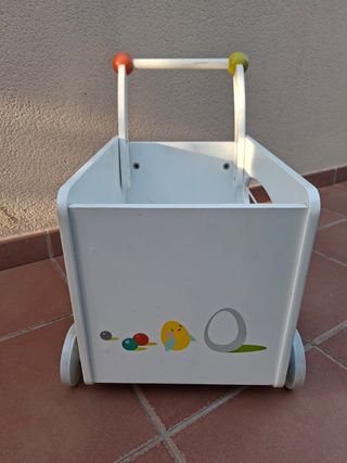 Carrito de madera para almacenar juguetes