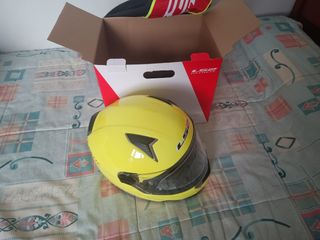 Casco integral de fibra de vidrio.
